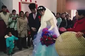 江西兴国农村一小伙结婚太小气，太抠了，咋能让新娘受这样的委屈视频封面