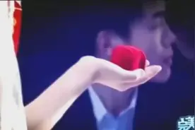 女友穿婚纱求娶，男友各种理由推脱，结局很暖心视频封面