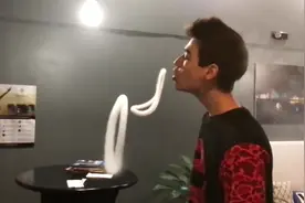 牛人为你展示神奇的吐烟圈技巧