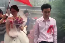 戴眼镜的新娘好漂亮，新郎不行，连抱一抱都不会吗？视频封面