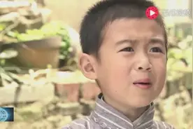 女子在草垛上产子 痛苦难忍 儿子一旁懂事的安慰！