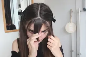 妹子尝试把前面刘海剪短，胡乱剪几刀后，漂亮而又有气质