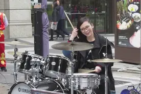 街头艺人，中途眼镜掉了，超尴尬了！还好应变能力强！视频封面