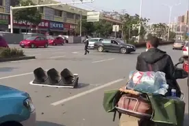 红绿灯突发故障发出爆炸声砸向马路中央，群众拍下跌落瞬间视频封面