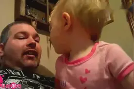 爸爸教小女儿学叫爸爸，小宝宝的回应让爸爸瞬间无语了！视频封面