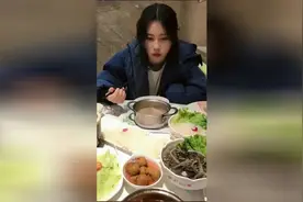 这个小伙子很暖心，女友想吃辣都不允许，辣眼睛