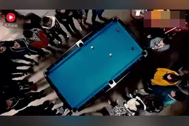 大叔欺负小孩子不会打台球，不料小孩是球神，一杠打爆！视频封面