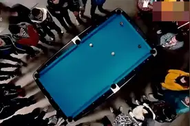 大叔欺负小孩子不会打台球，不料小孩是球神，一杠打爆！视频封面