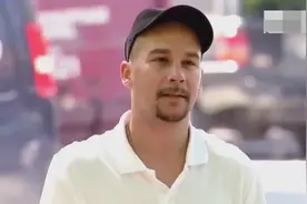 老外恶搞：老头拿石头砸车窗开车门？惊呆了路边司机视频封面