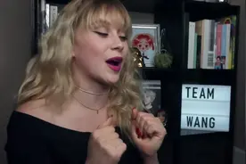 看一看外国妹子看到王嘉尔的MV《OKAY》的反应，瞬间进入迷妹模式