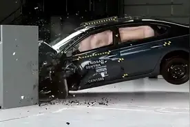 日产轩逸到底安全不安全，看完小范围碰撞测试后你就明白了视频封面