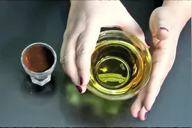 美女拍下自己秀丽的长发，这样的护理技巧太神奇了