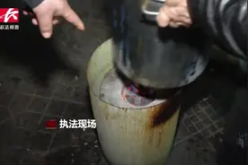 夜宵摊违规燃煤烧炭污染空气，城管怒了：立即制止停业改正视频封面