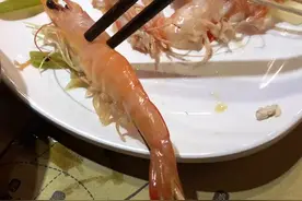 get剥新技能：筷夹住虾头，拿虾那只手拿住竹签往后抽，虾头掉落；夹住尾巴后端，竹签往前推，尾巴掉落