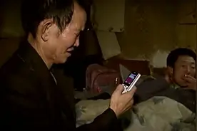 两名棒棒面对面打电话，月末了分钟数没有用完，打一分钟算一分钟视频封面