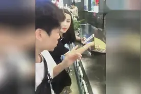 搭讪正在吃薯片的美女，还让她亲手喂了一个！