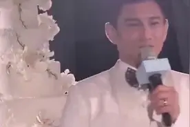 吴奇隆初恋旧照曝光 五官精致神似老婆刘诗诗视频封面