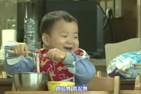 民国一边吃面，一边还唱起歌，吃面都吃的这么有兴致