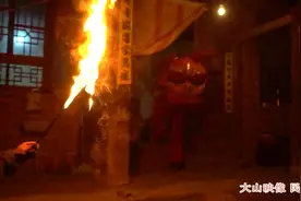奇特民俗！几百人点着火把走村入户，场面太壮观了！视频封面
