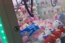 娃娃机最强抓力秘籍公布，“上下下下左右左”学会赶紧试一下！视频封面