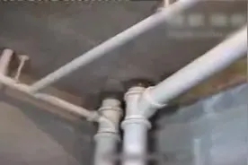 装修小知识：原来卫生间下水管发出咕咚响声是这个原因！视频封面
