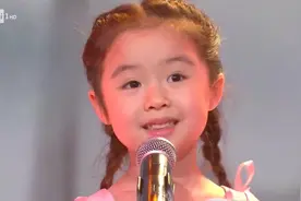 萌到爆炸！中国4岁小女孩 在意大利演唱《大雁往南飞》