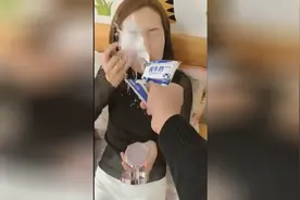 女子正在玩手机，男子突然拿一包牛奶喷她脸上，场面爆笑结局！视频封面