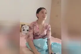 女友正在玩手机，突然被塞子堵嘴，瞬间崩溃了！视频封面