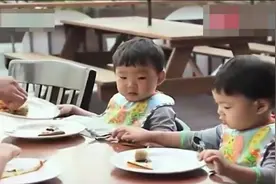 三胞胎吃自助，老板掩面哭泣，这确定是30个月大的孩子吗视频封面