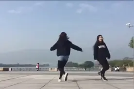 两个妹子跳《Seve》鬼步舞，据说这是去年超火爆的舞蹈
