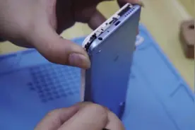徒手拆红米Note 5后盖，不需任何工具指甲就可以