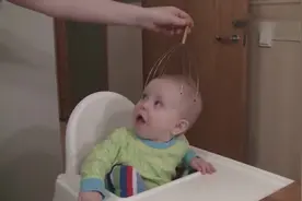 妈妈拿按摩器在宝宝头上来回动，宝宝好奇伸手摸：这是啥玩意儿