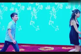 男子无意亲到女孩，这下尴尬了视频封面