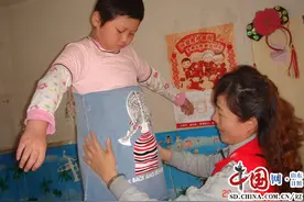 实施精准扶贫 日照彩虹志愿者走进困难家庭图片