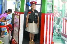 萌娃cosplay“小警察”图片