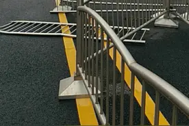 郑州一马路中间隔离护栏被撞断50多米,横七竖八歪在路中间图片