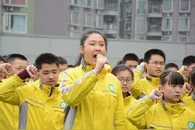 珊瑚中学千名学生考前百日誓师，教师家长齐唱歌送祝福图片