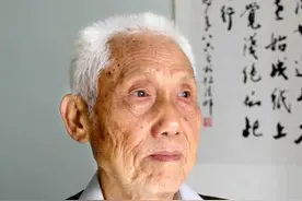 四川86岁老人练左手写字半年写2万字文稿：为记录汶川地震图片