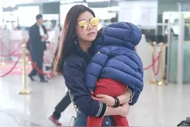 陈妍希抱儿子现身机场 小星星趴妈妈肩头一路酣睡图片