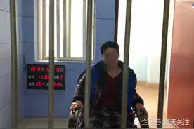 醉酒男子携半瓶白酒强闯地铁，咬伤辅警图片