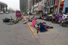 安阳迎大风，电动车倒了一大片，铁大门被吹翻图片