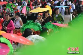 中缅边境景颇族万人起舞喜迎目瑙纵歌节图片