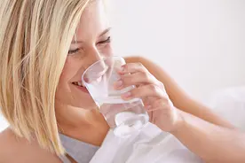 空腹一杯淡盐水能减肥？别扯了图片