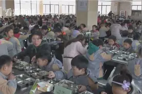吃不完打包带回家！学校出“一句话”新规 学生吃饭自觉“光盘”图片