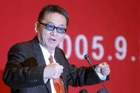 李敖在天安门上题字：休戚与共图片