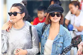 赛琳娜拿尤克里里和友人勾肩搭背 笑呵呵不受分手影响图片