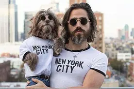 超有爱！男子和爱犬穿“亲子装”走红网络图片