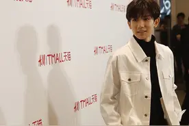 王源简约装扮似邻家男孩 浅笑暖化一片迷妹图片