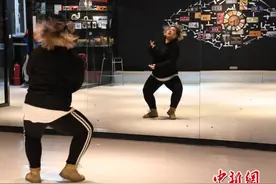 胖妞苦练十余年街舞 成为街舞“教头”图片