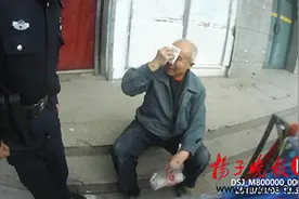 七旬老人买菜不慎摔伤 面部流血  民警接上老伴送其就医 秒变家人图片